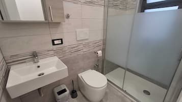 Dusche, Handtücher, Toilettenpapier