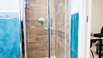 Deluxe Triple Room | Bathroom | Bidet