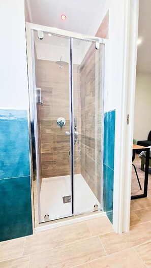 Deluxe driepersoonskamer | Badkamer