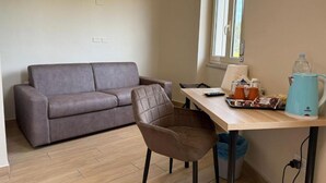 Habitación cuádruple Deluxe | Zona de estar