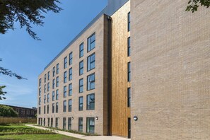 A modern building with multiple windows and a wooden facade. - Student Only New Park - Edinburgh (Edinburgh)