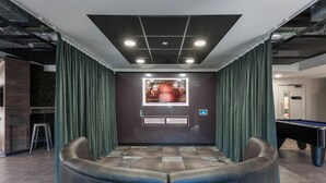 A room with a pool table, a seating area with a curved bench, and a wall-mounted television. - Student Only New Park - Edinburgh (Edinburgh)