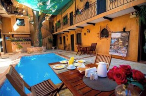 Outdoor dining - Hotel Mansión Colonial | Columbus I with breakfast included (Santo Domingo)