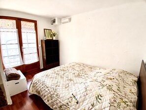 WiFi, bed sheets - The Little Girl from Provence (Roumoules)