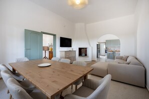 Dining - A stunning villa in Francavilla Fontana offering a relaxing, nature-filled stay, complete with a private garden, saltwater pool, and parking. Located just a short drive from the historic center, it is about 30 minutes by car from seaside spots like Lepor (Francavilla Fontana)
