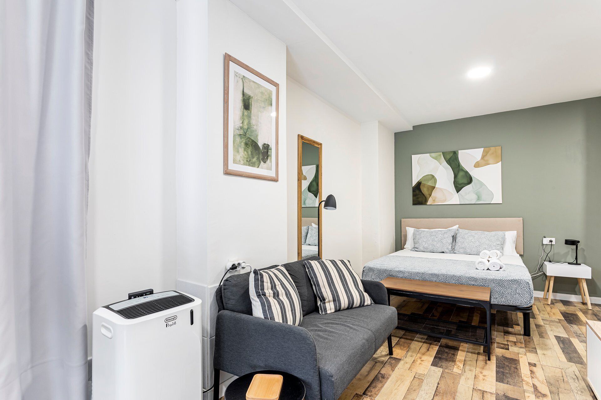 Iron/ironing board, Internet, bed sheets