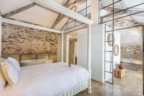 6 bedrooms, iron/ironing board, WiFi, bed sheets