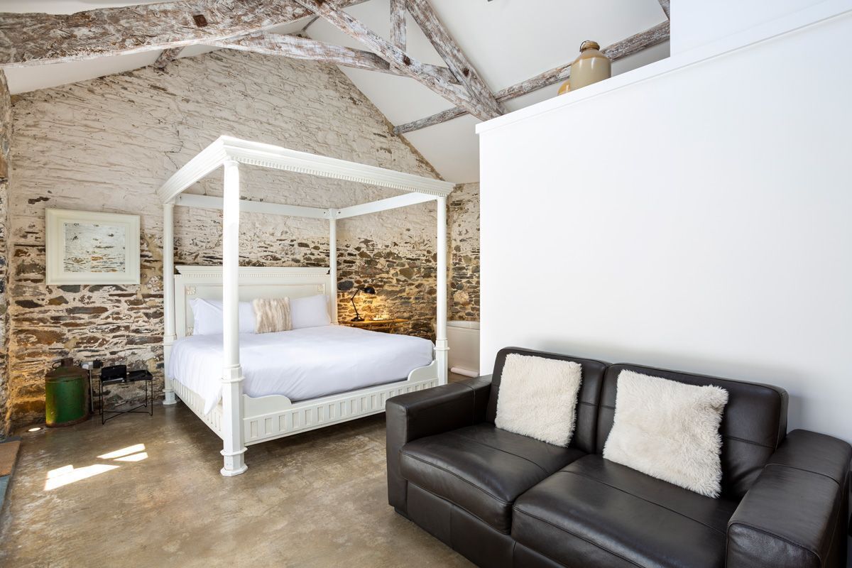 6 bedrooms, iron/ironing board, bed sheets