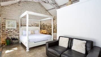 6 bedrooms, iron/ironing board, bed sheets