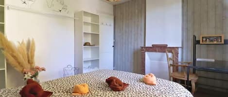4 bedrooms, iron/ironing board, WiFi, bed sheets