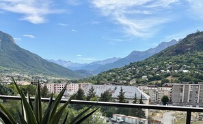 A mountainous landscape with residential buildings and a clear sky. - New and quiet apartment close to the city center (Briançon)