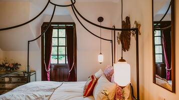 5 bedrooms, iron/ironing board, bed sheets