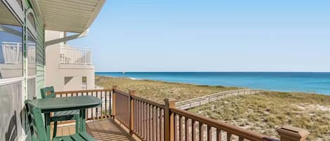 Een balkon met uitzicht op het strand en de oceaan.
