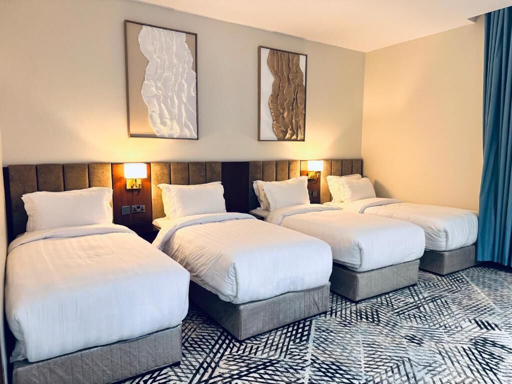 Quarto quádruplo luxo, vista para a cidade | Cofres nos quartos, quartos à prova de som