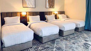 Habitación cuádruple Deluxe, vista a la ciudad | Caja de seguridad en la habitación y insonorización 
