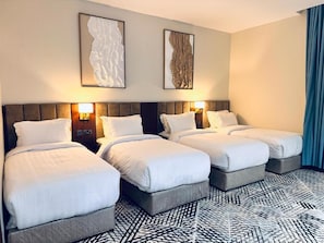 Quarto quádruplo luxo, vista para a cidade | Cofres nos quartos, quartos à prova de som