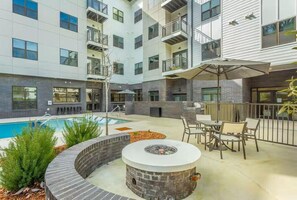 Outdoor dining - Modern Condo in the Heart of Downtown Chattanooga (Chattanooga)