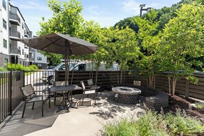 Outdoor dining - Modern Condo in the Heart of Downtown Chattanooga (Chattanooga)