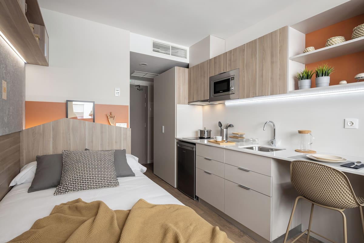 Studio, Non Smoking | Blackout drapes, iron/ironing board, WiFi (free)