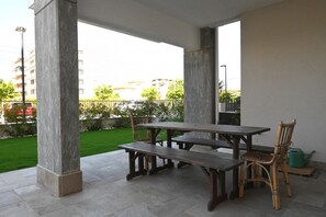 Outdoor dining - SE295 - Senigallia, spacious three-room apartment with parking space and garden. (Senigallia)