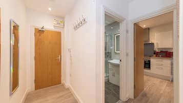 Appartement Deluxe | Salle de bain | Douche, articles de toilette gratuits, sèche-cheveux