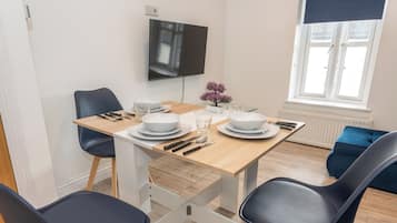Deluxe Apartment | Dining
