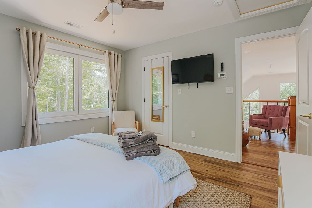 5 bedrooms, desk, iron/ironing board, WiFi (free)