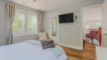 5 bedrooms, desk, iron/ironing board, WiFi (free)