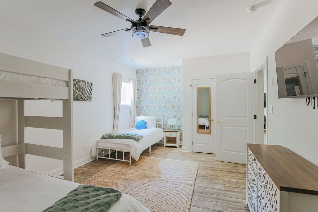 5 bedrooms, desk, iron/ironing board, WiFi (free)