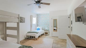 5 bedrooms, desk, iron/ironing board, WiFi (free)