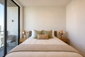 Room - Downtown Miami Boutique Residence with Rooftop Pool, Gym, Cowork & Den (Miami)