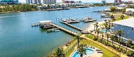 Una propiedad frente al agua con piscina, muelle y puerto deportivo.
