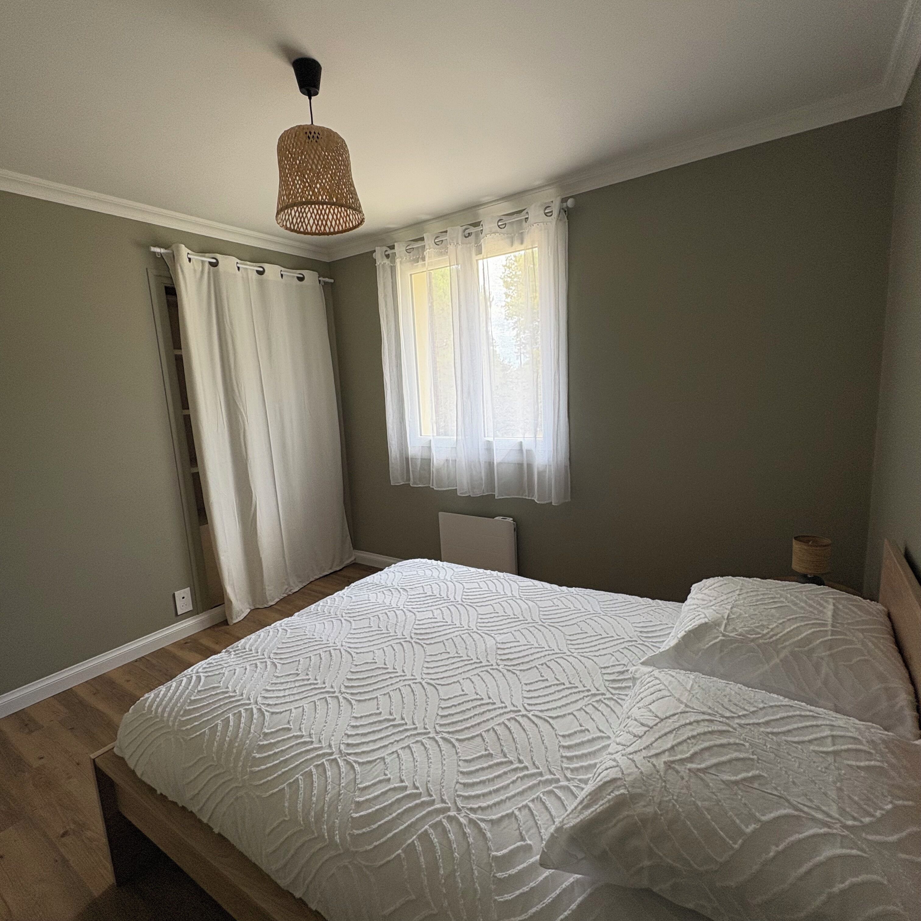 2 slaapkamers, een strijkplank/strijkijzer, beddengoed