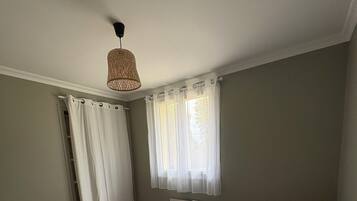 2 slaapkamers, een strijkplank/strijkijzer, beddengoed