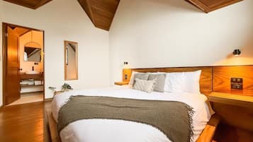 Panoramic House, Ocean View | In-room safe, blackout curtains, free WiFi, bed sheets