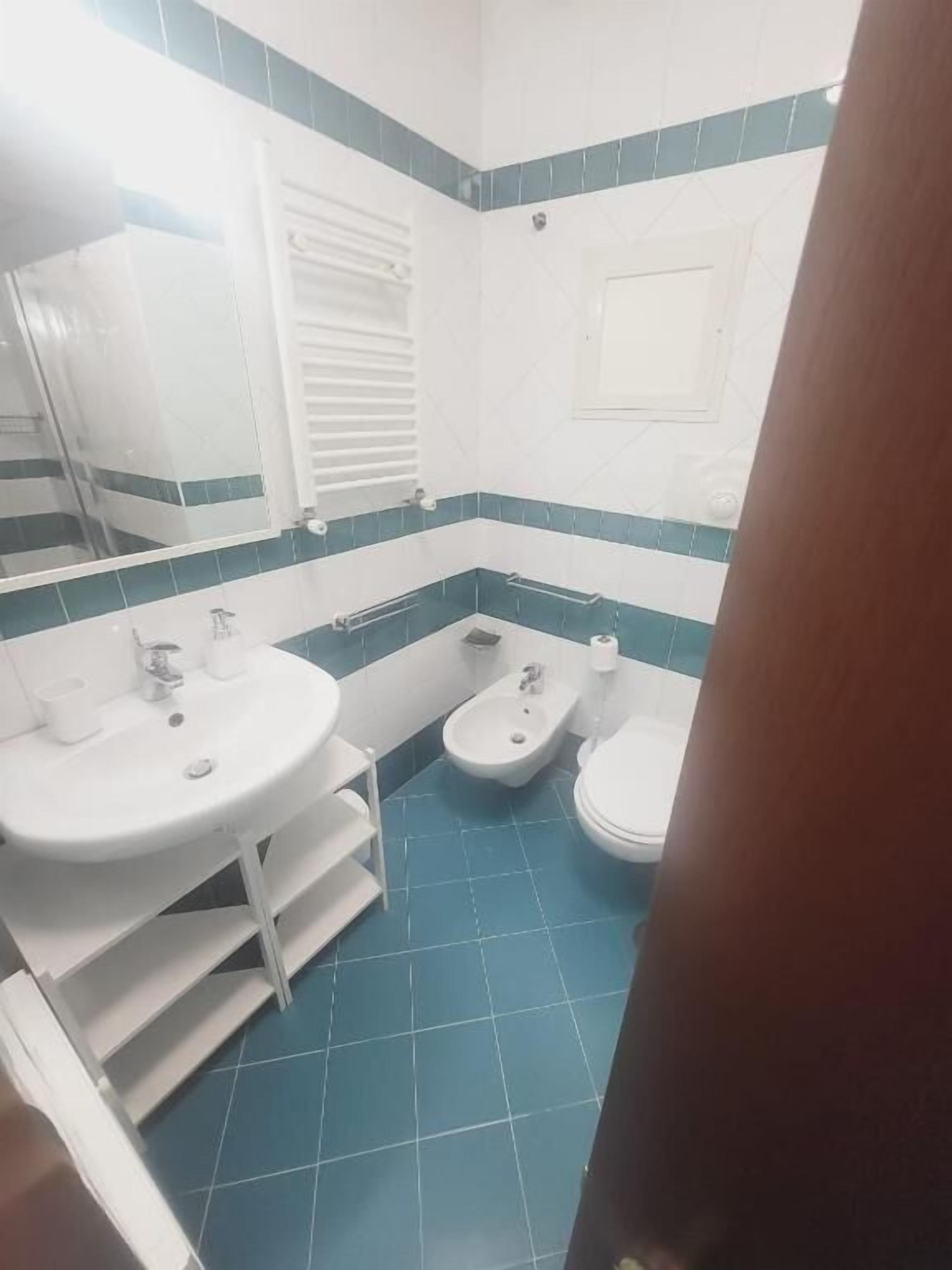 Een douche, een haardroger, handdoeken, zeep