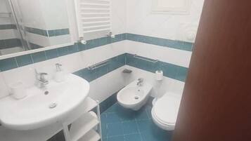 Een douche, een haardroger, handdoeken, zeep