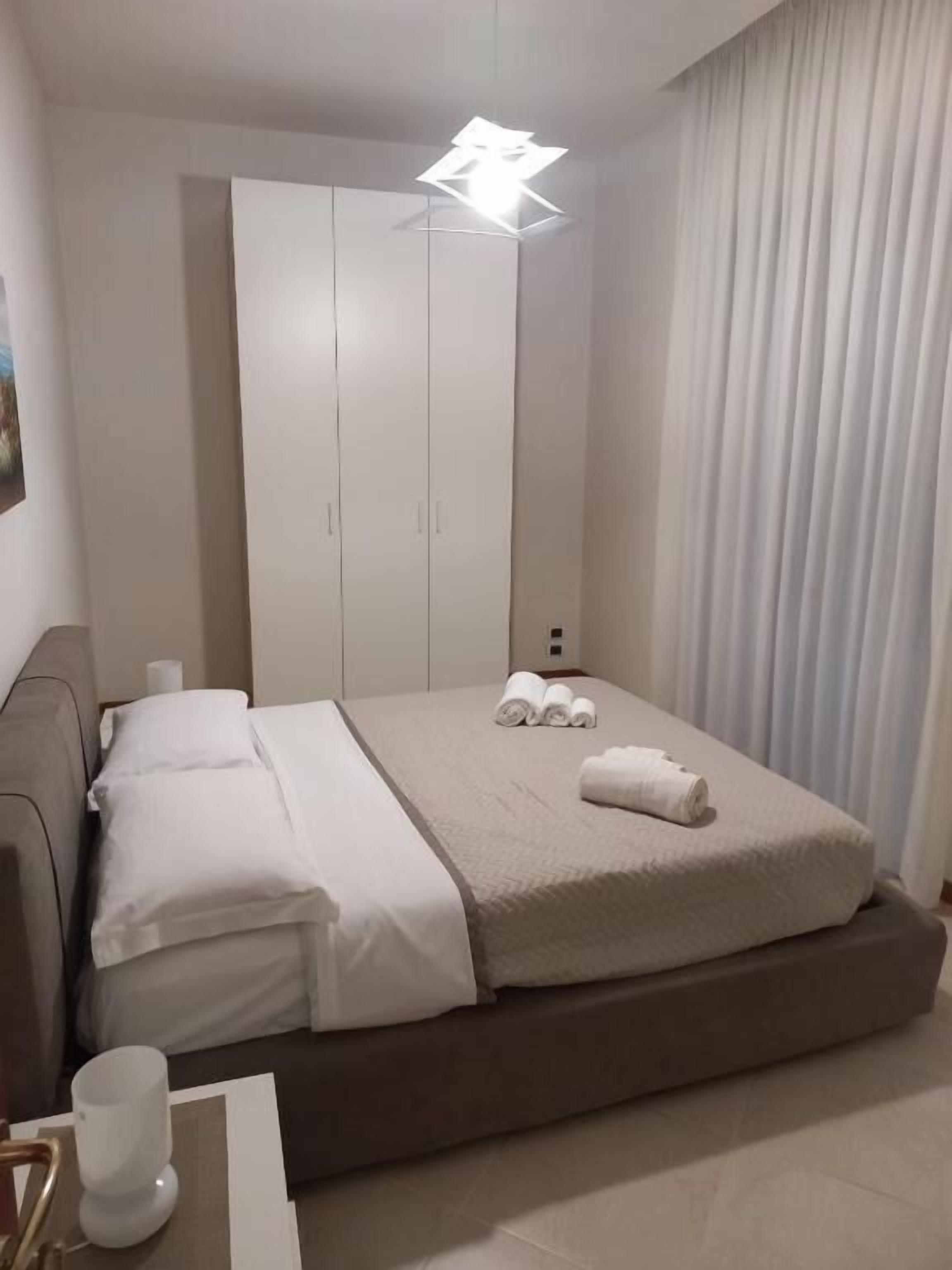 Appartement, balkon, uitzicht op stad | Een bureau, verduisterende gordijnen, geluiddichte muren