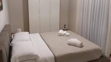Appartement, balkon, uitzicht op stad | Een bureau, verduisterende gordijnen, geluiddichte muren