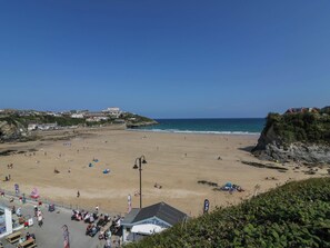 A beach with a clear sky, a sandy shore, and a few people. - Shoreline Studio Room No.2 (Newquay)