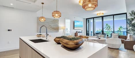 Deluxe Apartment, Beach View | Private kitchen