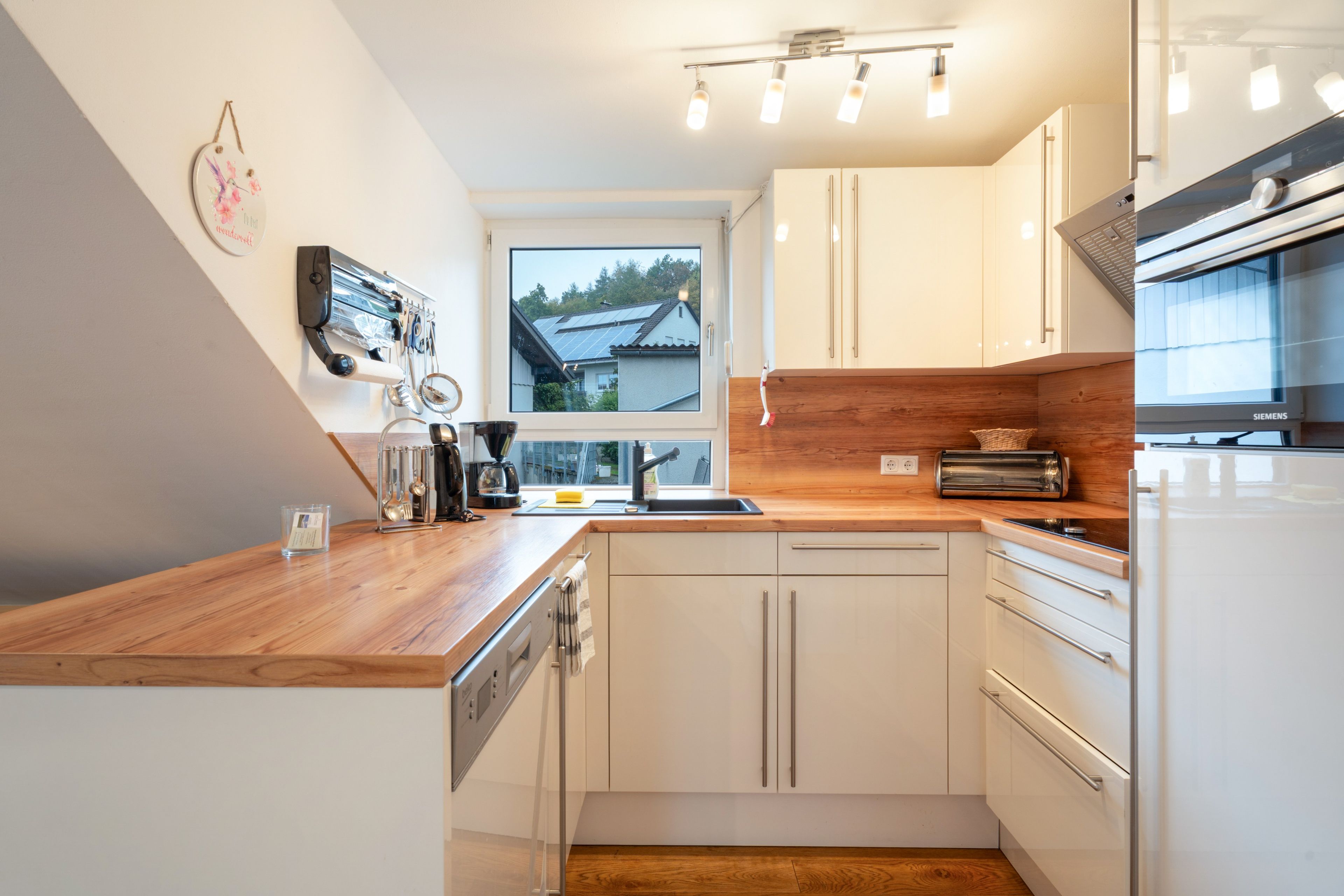 Coffee/tea maker, fridge, oven, stovetop