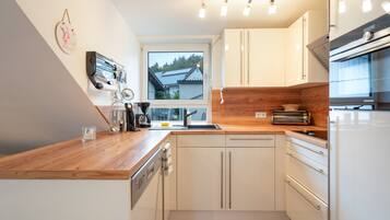 Coffee/tea maker, fridge, oven, stovetop
