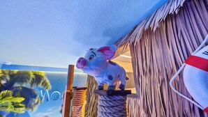 Ein Sparschwein auf einer Seilleiter vor einer strukturierten Wand.
