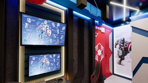 Un équipement de jeu comprenant deux écrans, une console PS4 et une manette de jeu de course.
