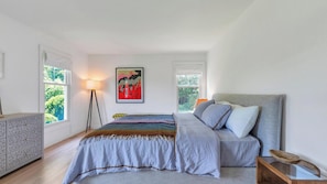 3 bedrooms, iron/ironing board, internet, bed sheets