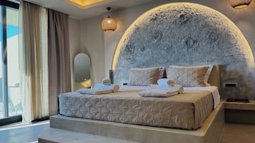 Suite, Balcony, Sea View | In-room safe, iron/ironing board, WiFi (free)