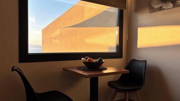 Mini-Kühlschrank, Geschirrspüler, Kochgeschirr/Geschirr/Besteck
