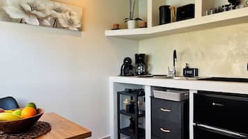 Mini-fridge, dishwasher, cookware/dishes/utensils