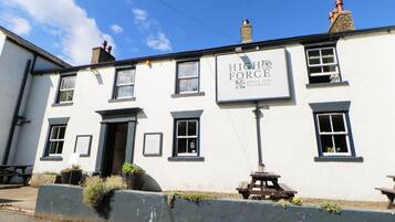 Un edificio blanco con un cartel que dice 'High Force Hotel and Waterfall'.